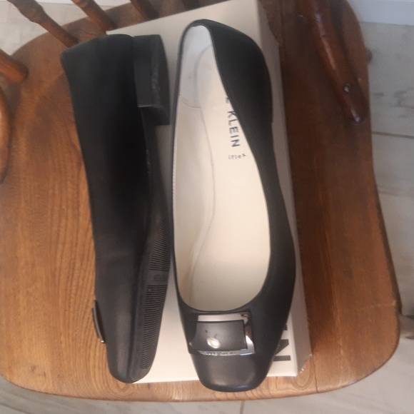 Black Anne Klein EUC Flats with Original Box - Picture 3 of 6